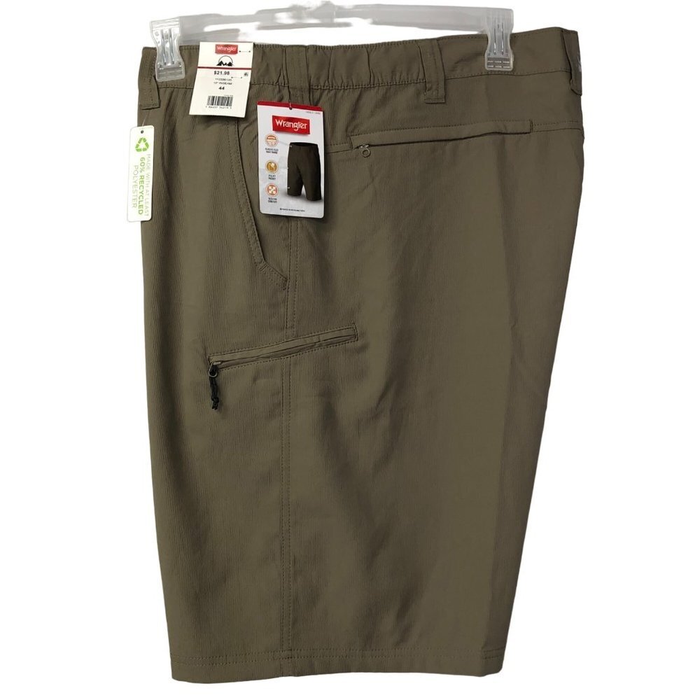 WRANGLER MENS PERFORMANCE RELAXED FIT SHORTS UPF 50 SIZE 44 NWT‎